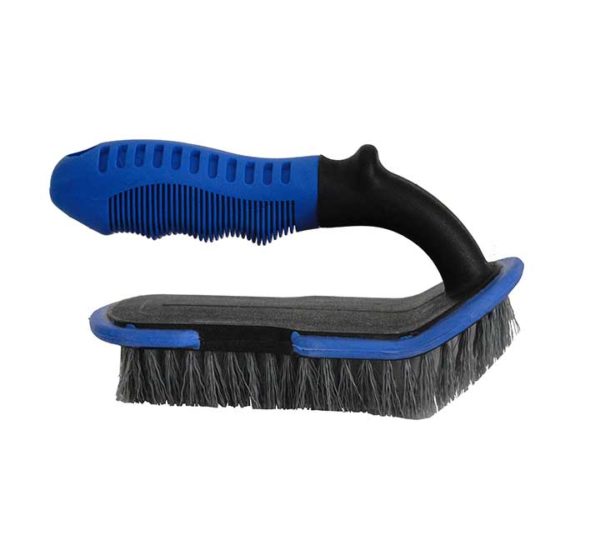 Carpet cleaning brush with handle